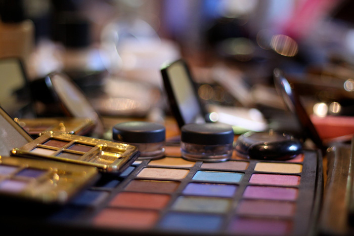 Trabajar en los bichos: maquillar correctamente () Trabajar en los bichos: hacer el maquillaje correctamente.