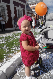 Мы любим гулять и смеяться)Полина 1 год 5 мес